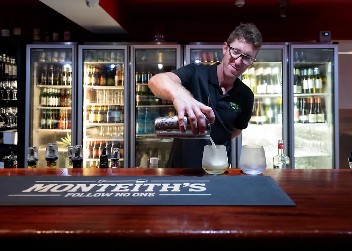 Bay Village Tropical Retreat & ApartmentsAirport Hotel